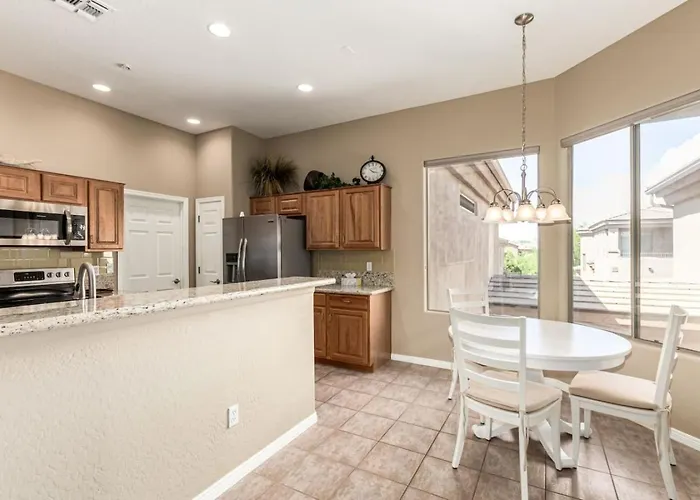 3br With Heated Pool, Spa, Gym And Grill Access *