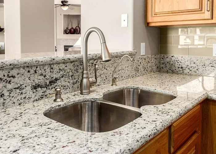 3br With Heated Pool, Spa, Gym And Grill Access *